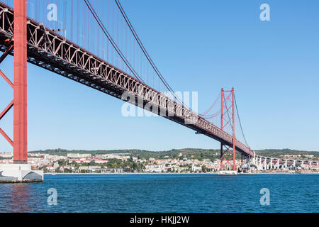 Pont sur rivière, 25 avril Bridge, Tage, Lisbonne, Portugal Banque D'Images