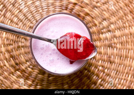 Close-up de la confiture de fraise avec du yogourt sur panier Banque D'Images