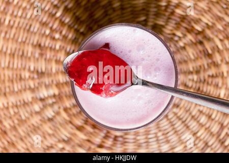 Close-up de la confiture de fraise avec du yogourt sur panier Banque D'Images