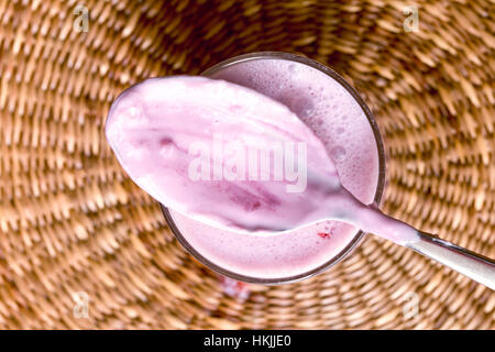 Close-up of strawberry yogourt avec spoon Banque D'Images