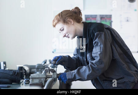 Les jeunes filles à l'aide de l'ingénieur vice grip tool dans une installation industrielle, Freiburg im Breisgau, Bade-Wurtemberg, Allemagne Banque D'Images