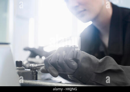 Ingénieur femelle en atelier avec un levier à main, Freiburg im Breisgau, Bade-Wurtemberg, Allemagne Banque D'Images