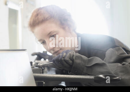 Ingénieur femelle en atelier avec un levier à main, Freiburg im Breisgau, Bade-Wurtemberg, Allemagne Banque D'Images