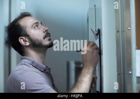 Jeune homme ingénieur travaillant dans la technologie de l'espace, Freiburg im Breisgau, Bade-Wurtemberg, Allemagne Banque D'Images