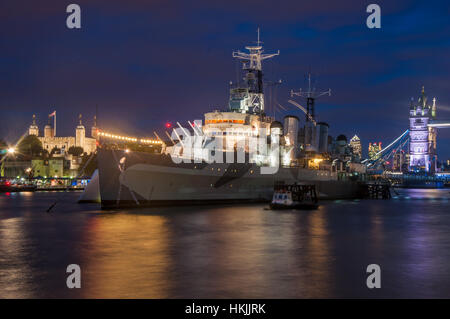 Le H.M.S. Belfast, le fleuve de la Tamise de nuit. Londres, Royaume-Uni. Banque D'Images