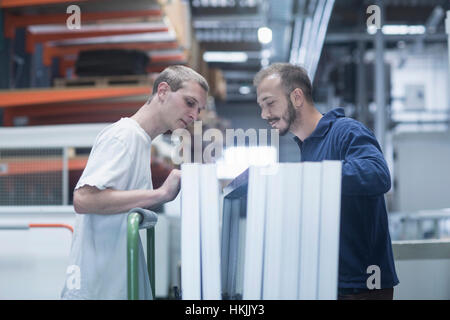 Les travailleurs du magasin travaillant dans un entrepôt de distribution, Freiburg im Breisgau, Bade-Wurtemberg, Allemagne Banque D'Images