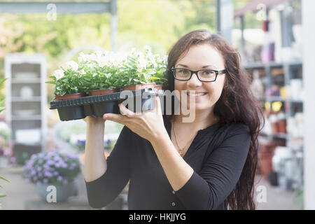 Happy young woman working in garden, Freiburg im Breisgau, Bade-Wurtemberg, Allemagne Banque D'Images