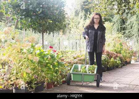 Jeune femme travaillant dans un jardin,Freiburg im Breisgau, Bade-Wurtemberg, Allemagne Banque D'Images