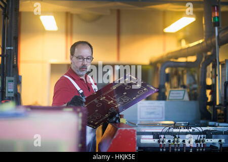Engineer masculins du circuit dans l'industrie, Hanovre, Basse-Saxe, Allemagne Banque D'Images