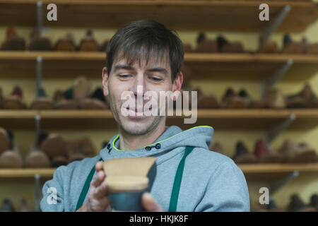 Shoe maker holding un service de civière en atelier, Freiburg im Breisgau, Bade-Wurtemberg, Allemagne Banque D'Images