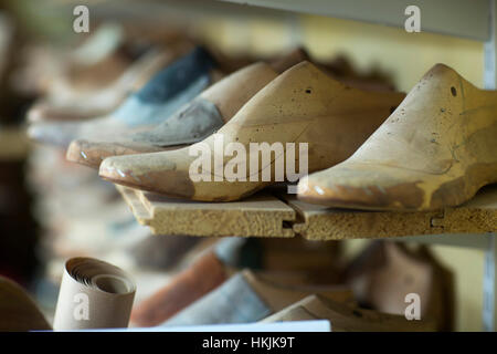 Close-up of wooden shoe civières, Freiburg im Breisgau, Bade-Wurtemberg, Allemagne Banque D'Images