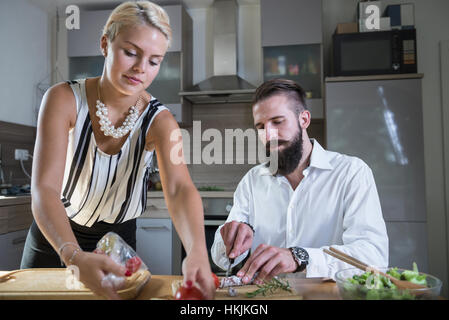 Couple en train de préparer la nourriture dans la cuisine, Bavière, Allemagne Banque D'Images