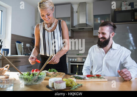 Couple en train de préparer la nourriture dans la cuisine, Bavière, Allemagne Banque D'Images