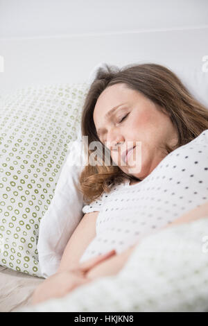 Pregnant woman sleeping in bed, Munich, Bavière, Allemagne Banque D'Images