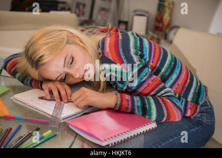 Épuisé au cours du sommeil d'étudiants faire leurs devoirs dans le salon, Bavière, Allemagne Banque D'Images