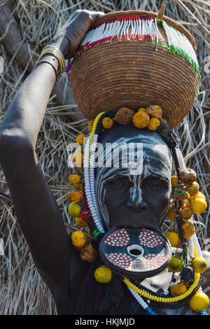 Les gens de la tribu Mursi avec la lèvre plate, Morsi, village du sud Omo, Ethiopie Banque D'Images