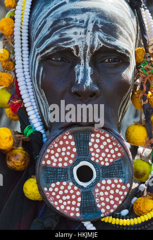 Les gens de la tribu Mursi avec la lèvre plate, Morsi, village du sud Omo, Ethiopie Banque D'Images