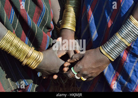 Les gens de la tribu Mursi en costume traditionnel portant des bracelets, Morsi, village du sud Omo, Ethiopie Banque D'Images