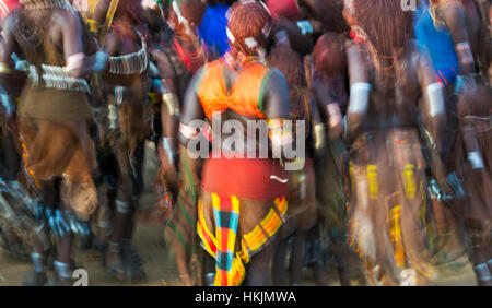 Evan Gadi (Hamer) Danse, tribu Hamar personnes dansant au saut du bétail, l'Omo, Ethiopie Banque D'Images