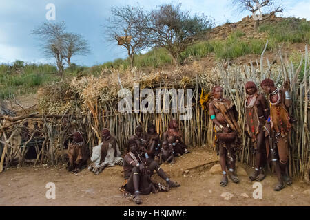 Les gens de la tribu Hamar Hamar, dans Village du Sud Omo, Ethiopie Banque D'Images