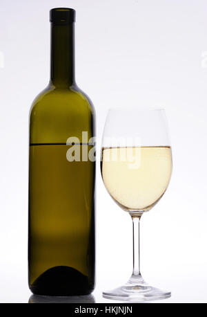 Bouteille de vin blanc et verre isolé en arrière-plan Banque D'Images