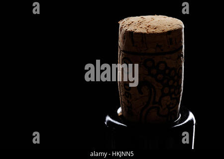 Close up of wine cork en bouteille sur fond noir Banque D'Images