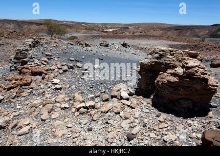 La zone de montagne brûlée est situé à quelques kilomètres de Damaraland Twyfelfontein en Namibie Banque D'Images