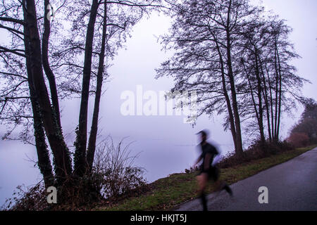 Le lac Baldeneysee, à Essen, en Allemagne, un réservoir de la rivière Ruhr, hiver, jour brumeux, jogger, Banque D'Images