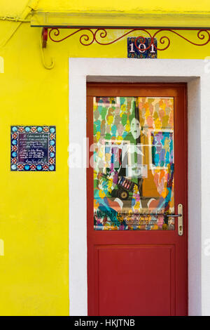 Porte et signe (détails dans la description) avec mur jaune d'art studio 101 en Burano - couleurs de Burano, Venise, Italie en janvier Banque D'Images