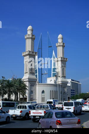 Ras Rommane mosquée avec les tours du World Trade Center derrière, Bahreïn Banque D'Images