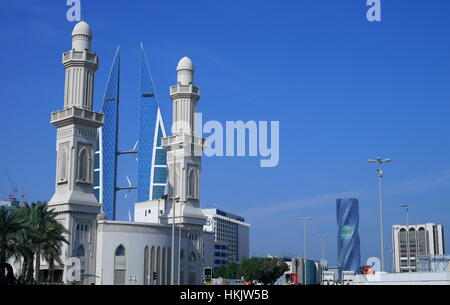 Ras Rommane mosquée avec les tours du World Trade Center derrière, Bahreïn Banque D'Images