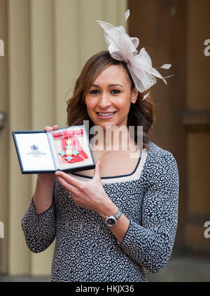 Jessica Ennis athlète après qu'elle a reçu son commandant de l'Empire britannique (CBE) Médaille de la reine Elizabeth II lors d'une cérémonie à Buckingham Palace. Banque D'Images