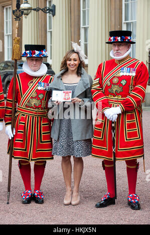 Jessica Ennis athlète après qu'elle a reçu son commandant de l'Empire britannique (CBE) Médaille de la reine Elizabeth II lors d'investiture au palais de Buckingham Banque D'Images