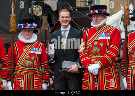 Greg Rutherford cavalier Long recevant son membre de l'Empire britannique (MBE) Médaille pour services à l'ATHLÉTISME DE SA MAJESTÉ LA REINE Banque D'Images