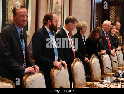 Premier ministre Theresa May (quatrième à gauche) au cours d'un accord bilatéral de déjeuner avec le président de la Turquie, Recep Tayyip Erdogan, au palais présidentiel à Ankara, Turquie. Banque D'Images