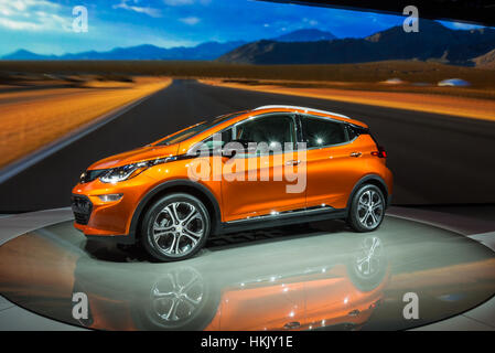 Detroit, MI, USA - 12 janvier 2016 : Un boulon Chevrolet 2017 EV car à l'occasion du North American International Auto Show (NAIAS). Banque D'Images