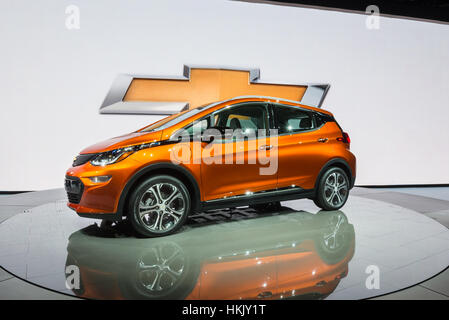 Detroit, MI, USA - 12 janvier 2016 : Un boulon Chevrolet 2017 EV car à l'occasion du North American International Auto Show (NAIAS). Banque D'Images