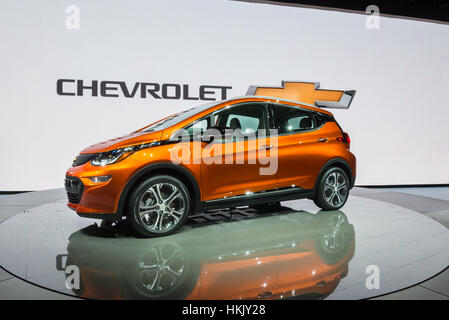 Detroit, MI, USA - 12 janvier 2016 : Un boulon Chevrolet 2017 EV car à l'occasion du North American International Auto Show (NAIAS). Banque D'Images