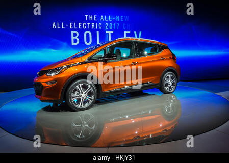 Detroit, MI, USA - 12 janvier 2016 : Un boulon Chevrolet 2017 EV car à l'occasion du North American International Auto Show (NAIAS). Banque D'Images