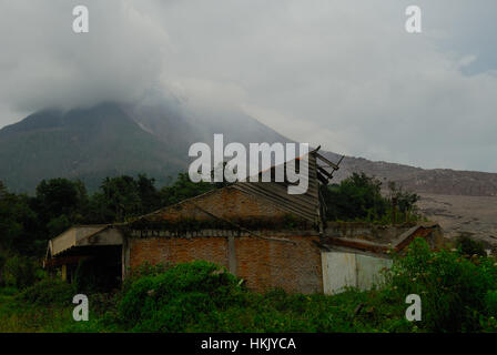 L'Indonésie. 27 Jan, 2017. Après avoir été déclaré comme zone rouge éruption du mont Sinabung dans l'année 2014 commençant, le village est maintenant devenu souvenirs, et ne peut pas être à nouveau vivable, après avoir touché les nuages chauds le village au début de janvier 2014 et suivi d'inondation lave froide, maintenant le village semblait tendue, et inhabitée. Credit : Sabirin Manurung/Pacific Press/Alamy Live News Banque D'Images