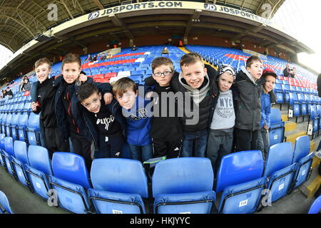 Les fans dans les stands montrent leur soutien pendant la coupe Emirates FA, quatrième match rond à Selhurst Park, Londres. APPUYEZ SUR ASSOCIATION photo. Date de la photo: Samedi 28 janvier 2017. Voir PA Story FOOTBALL Palace. Le crédit photo devrait se lire : Daniel Hambury/PA Wire. RESTRICTIONS : aucune utilisation avec des fichiers audio, vidéo, données, listes de présentoirs, logos de clubs/ligue ou services « en direct » non autorisés. Utilisation en ligne limitée à 75 images, pas d'émulation vidéo. Aucune utilisation dans les Paris, les jeux ou les publications de club/ligue/joueur unique. Banque D'Images