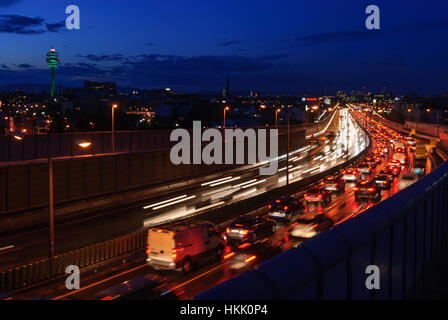 Wien, Vienne : Autoroute A23 (Südosttangente) avec vue sur la tour de télécommunication de Telekom Austria à l'Arsenal, 03, Wien, Autriche. Banque D'Images