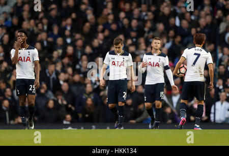 Les joueurs de Tottenham Hotspur déprimé après stand Wycombe Wanderers' Paul Hayes (pas sur la photo) marque son deuxième but du côté du jeu de la mort pendant le spot unis en FA Cup, quatrième match à White Hart Lane, London. Banque D'Images