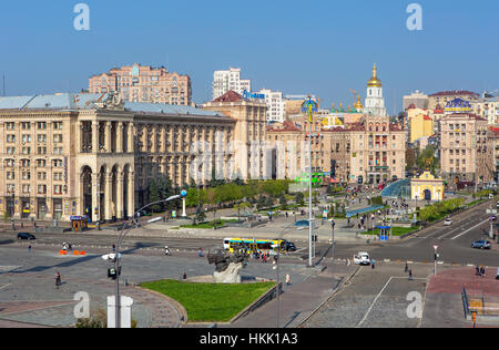 Vue sur la route de Khreschatik Télélevision Câblée,Place de l'indépendance et la cathédrale de Sofia dans le contexte à Kiev Ukraine Banque D'Images