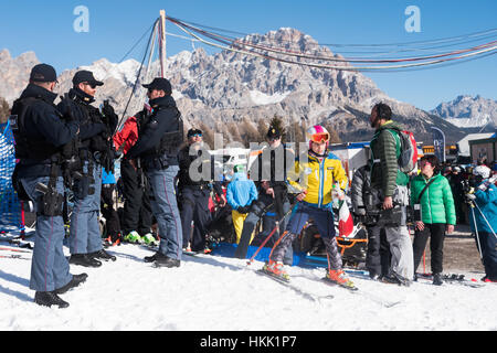 Cortina D'Ampezzo, Italie. 28 janvier, 2017. Une sécurité élevée à la course de descente à Cortina d'Ampezzo, Italie Le 28 janvier 2017. Credit : Rok Rakun/Pacific Press/Alamy Live News Banque D'Images