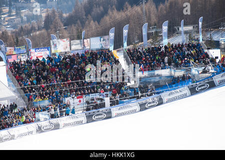 Cortina D'Ampezzo, Italie. 28 janvier, 2017. Foule de spectateurs lors de la course de descente à Cortina d'Ampezzo, Italie Le 28 janvier 2017. Credit : Rok Rakun/Pacific Press/Alamy Live News Banque D'Images