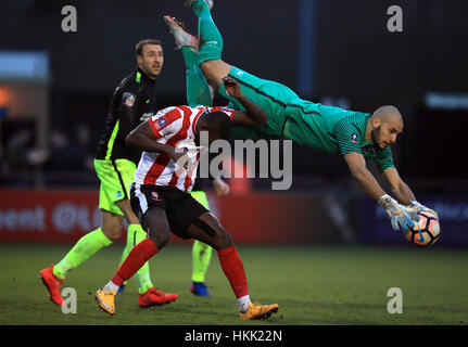 Lincoln's Theo Robinson et Brighton & Hove Albion gardien Niki Maenpaa bataille pour la balle en l'air conduit à une pénalité à Lincoln au cours de l'Emirates en FA Cup, quatrième ronde match à Sincil Bank, Lincoln. Banque D'Images