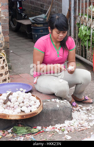 L'ail peeling fille Denpasar, Bali, Indioesia Banque D'Images