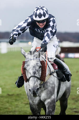 Vainqueur de Ziga garçon monté par jockey Tom Bellamy dans le Sky Bet Handicap Steeple Chase durant Sky Bet Chase journée à l'Hippodrome de Doncaster. Banque D'Images