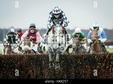 Vainqueur de Ziga garçon monté par jockey Tom Bellamy dans le Sky Bet Handicap Steeple Chase durant Sky Bet Chase journée à l'Hippodrome de Doncaster. Banque D'Images